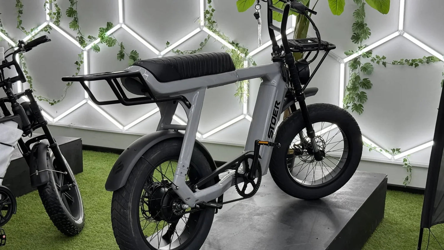 Fatbike met trapondersteuning tegen een verlichte wand